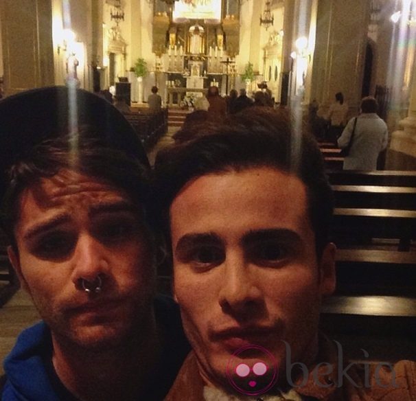 Sergi y Roi en una iglesia