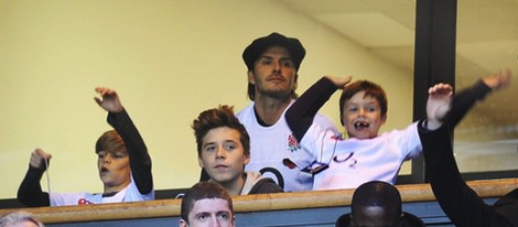 David Beckham con sus hijos viendo un partido en Twickenham