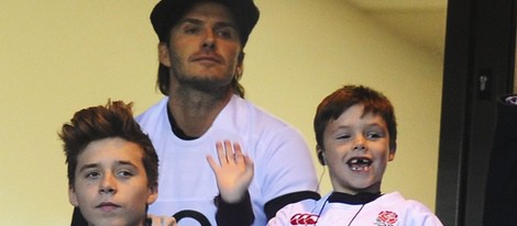 David Beckham asiste a un partido de Inglaterra contra Argentina con sus hijos