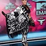 Eva Simons en la alfombra roja de los MTV EMA 2013