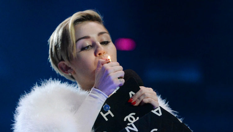 Miley Cyrus se fuma un porro en los MTV EMA 2013