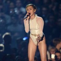 Miley Cyrus cantando 'Wrecing Ball' en los MTV EMA 2013