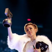 Miley Cyrus posa con su MTV EMA 2013 y su porro