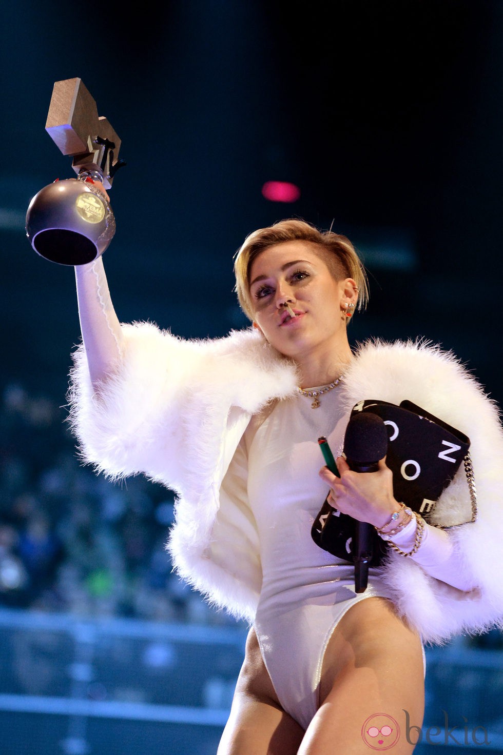 Miley Cyrus posa con su MTV EMA 2013 y su porro