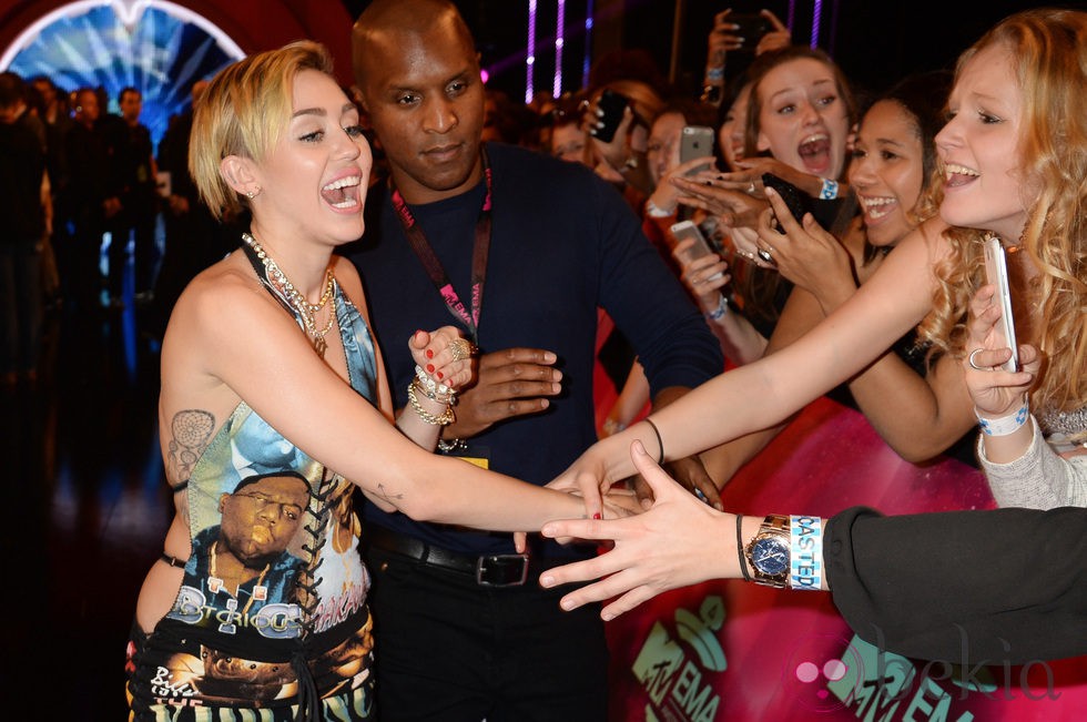 Miley Cyrus saluda a sus fans en la alfombra roja de los MTV EMA 2013