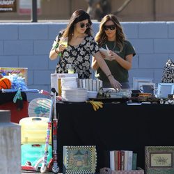 Kylie Jenner y Kim Kardashian en un mercadillo benéfico