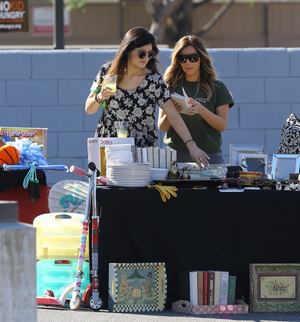 Kylie Jenner y Kim Kardashian en un mercadillo benéfico