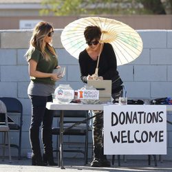 Kim Kardashian y Kris Jenner en un mercadillo benéfico