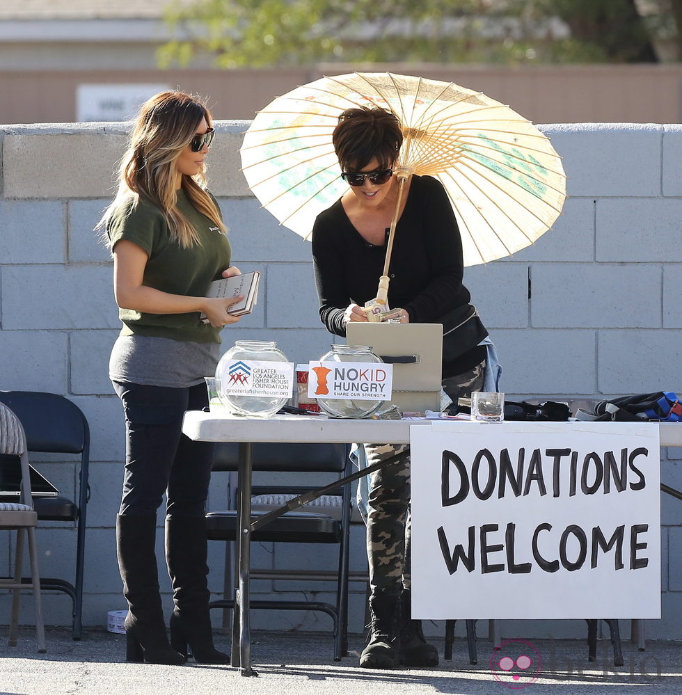 Kim Kardashian y Kris Jenner en un mercadillo benéfico