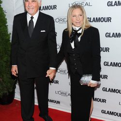 Barbra Streisand y su marido en los premios Glamour Mujer del Año 2013 en Nueva York