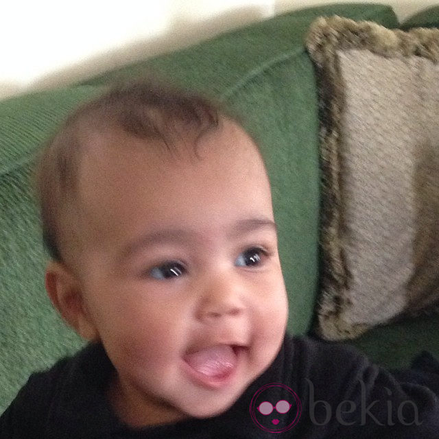 North West sonriendo