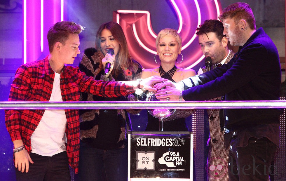 James Arthur, Lisa Snowdon, Jessie J, Dave Berry y Conor Maynard encienden las luces de Navidad de Oxford Street