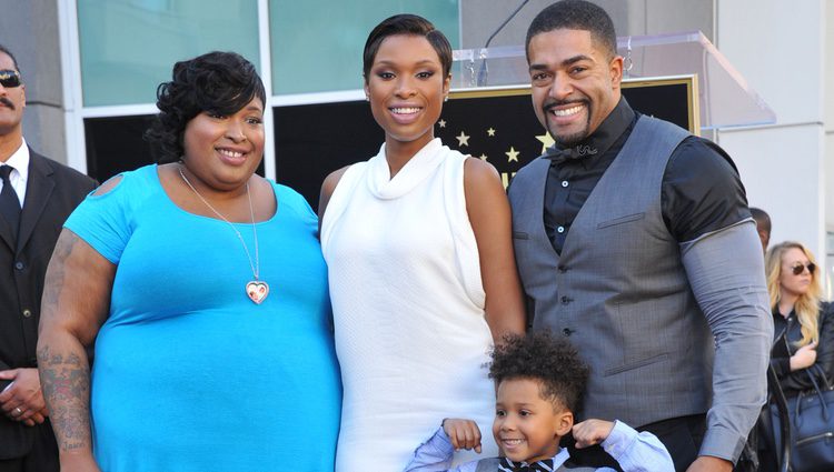 Jennifer Hudson recibe su estrella en el Paseo de la Fama con su marido, su hijo y su hermana