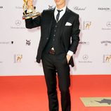 Tom Schilling posando con su galardón de los Premios Bambi 2013