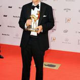 Bill Gates posando con su galardón de los Premios Bambi 2013