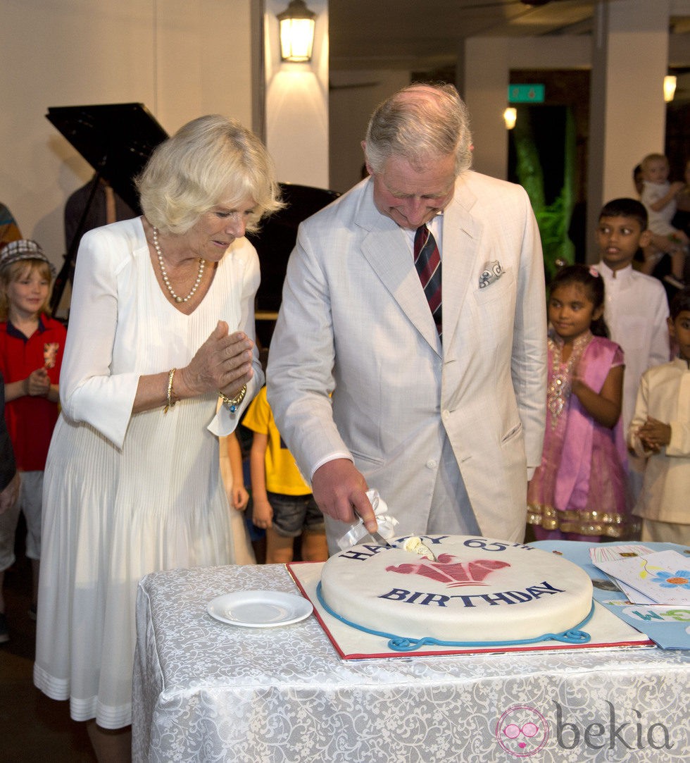 El Príncipe Carlos corta su tarta de cumpleaños bajo la insistente mirada de Camilla Parker en Sri Lanka