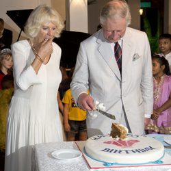 El Príncipe de Gales y la Duquesa de Cornualles comen tarta de cumpleaños en Sri Lanka