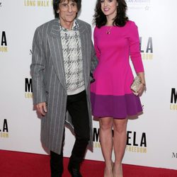 Ronnie Wood y Sally Humphreys en el estreno de 'Mandela, del mito al hombre' en Nueva York