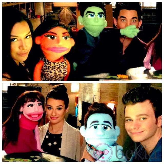 Naya Rivera, Adam Lambert, Lea Michele y Chris Colfer con sus teleñecos