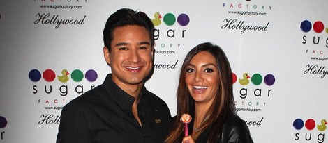 Mario Lopez y Courtney Mazza en la inauguración de una tienda de dulces en Los Ángeles