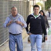 Alberto lsla con su tío en Sevilla