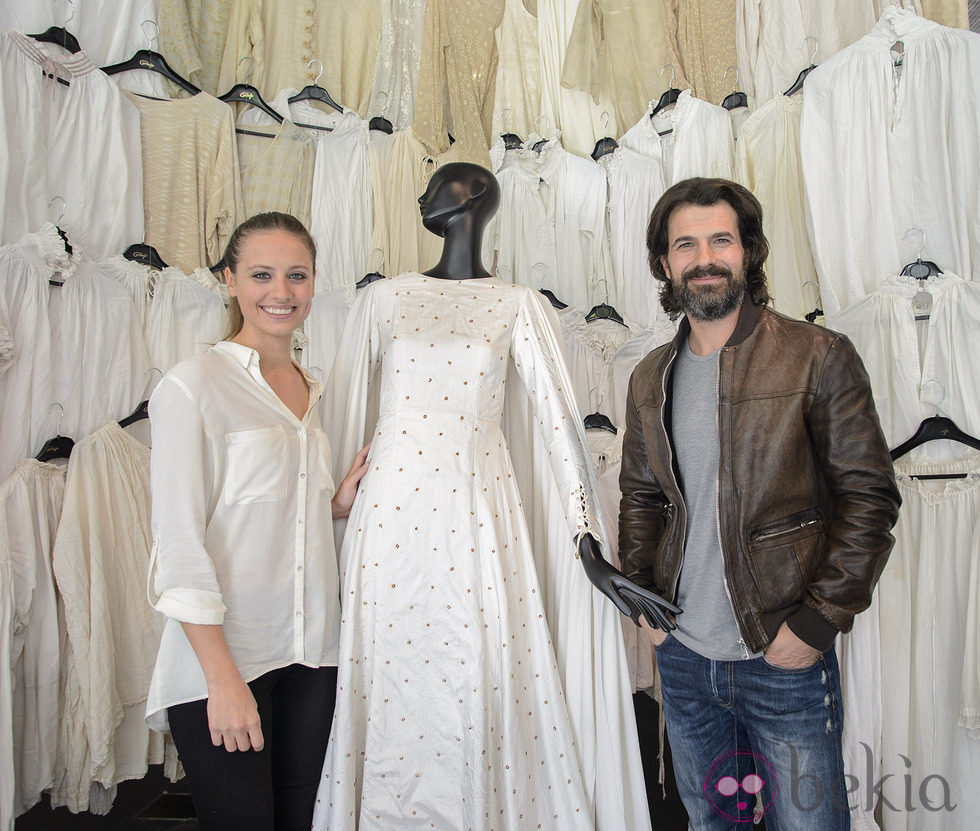 Michelle Jenner y Rodolfo Sancho en la exposición 'Isabel. Vestuario de la serie de televisión'