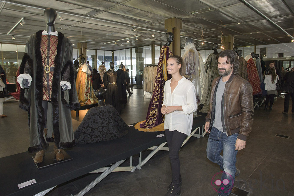 Michelle Jenner y Rodolfo Sancho recorren la exposición 'Isabel. Vestuario de la serie de televisión'