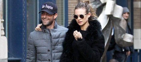 Adam Levine y Behati Prinsloo pasean por Nueva York