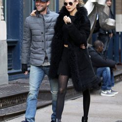 Adam Levine y Behati Prinsloo pasean por Nueva York