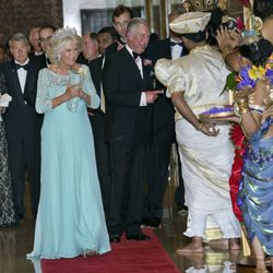 El Príncipe Carlos y la Duquesa de Cornualles a su llegada a la cena de gala celebrada en su viaje oficial a Sri Lanka