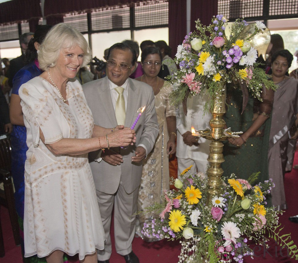 La Duquesa de Cornualles en una biblioteca en su viaje oficial a Sri Lanka