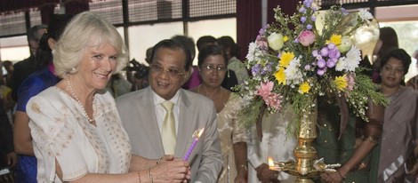 La Duquesa de Cornualles en una biblioteca en su viaje oficial a Sri Lanka