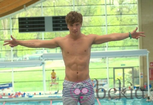 Sam Callahan en bañador