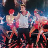 Sam Callahan con las bailarinas de 'The X Factor'