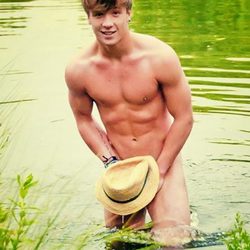 Sam Callahan, desnudo