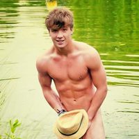 Sam Callahan, desnudo