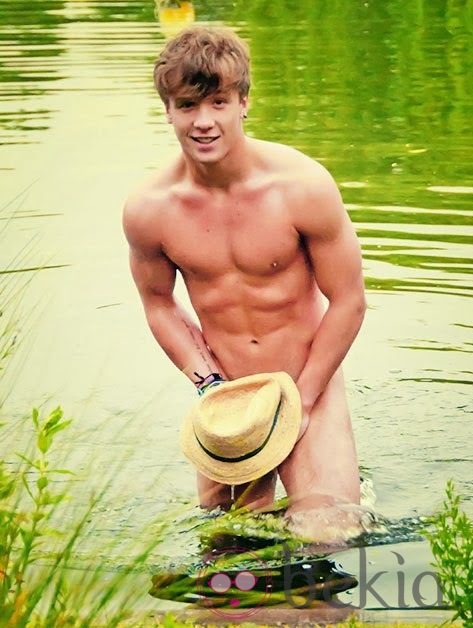 Sam Callahan, desnudo