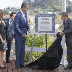 Los Príncipes de Asturias descubren una placa en su honor en su visita a la planta de producción Grifols