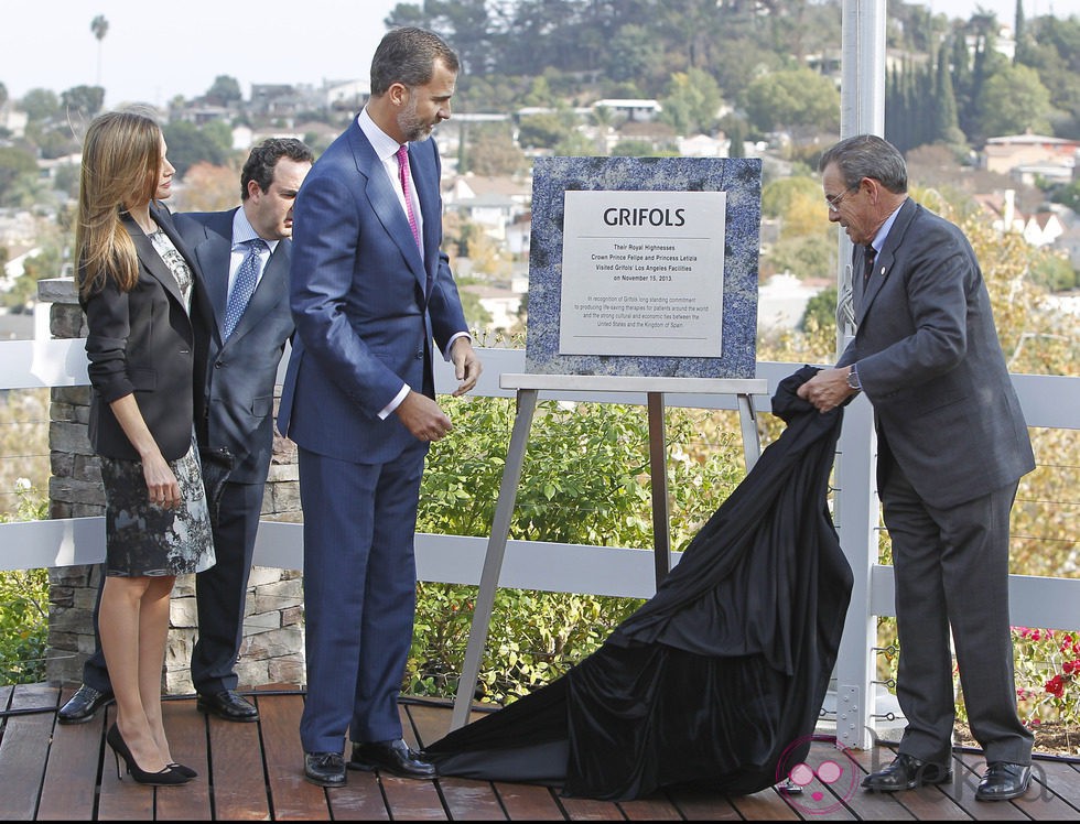 Los Príncipes de Asturias descubren una placa en su honor en su visita a la planta de producción Grifols