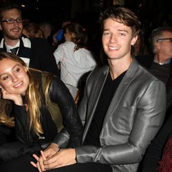 Patrick Schwarzenegger y Taylor Burns en el encendido de luces de Navidad de Los Angeles