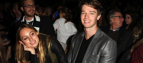 Patrick Schwarzenegger y Taylor Burns en el encendido de luces de Navidad de Los Angeles