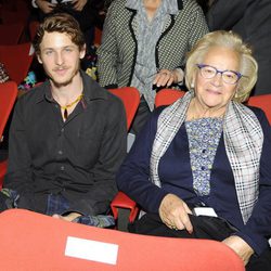 Nicolás Coronado y su abuela en los Premios Cultura de la Comunidad de Madrid 2013