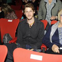 Nicolás Coronado y su abuela en los Premios Cultura de la Comunidad de Madrid 2013