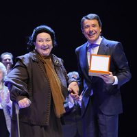 Montserrat Caballé e Ignacio González en los Premios Cultura de la Comunidad de Madrid 2013