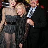 Jennifer Lawrence con sus padres Gary y Karen Lawrence en el estreno de 'Los Juegos del Hambre: En llamas' en Los Angeles