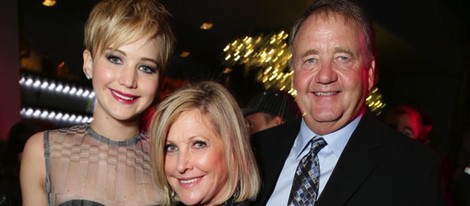 Jennifer Lawrence con sus padres Gary y Karen Lawrence en el estreno de 'Los Juegos del Hambre: En llamas' en Los Angeles