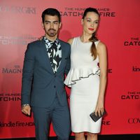 Joe Jonas y Blanda Eggenschwiler en el estreno de 'Los Juegos del Hambre: En llamas' en Los Angeles