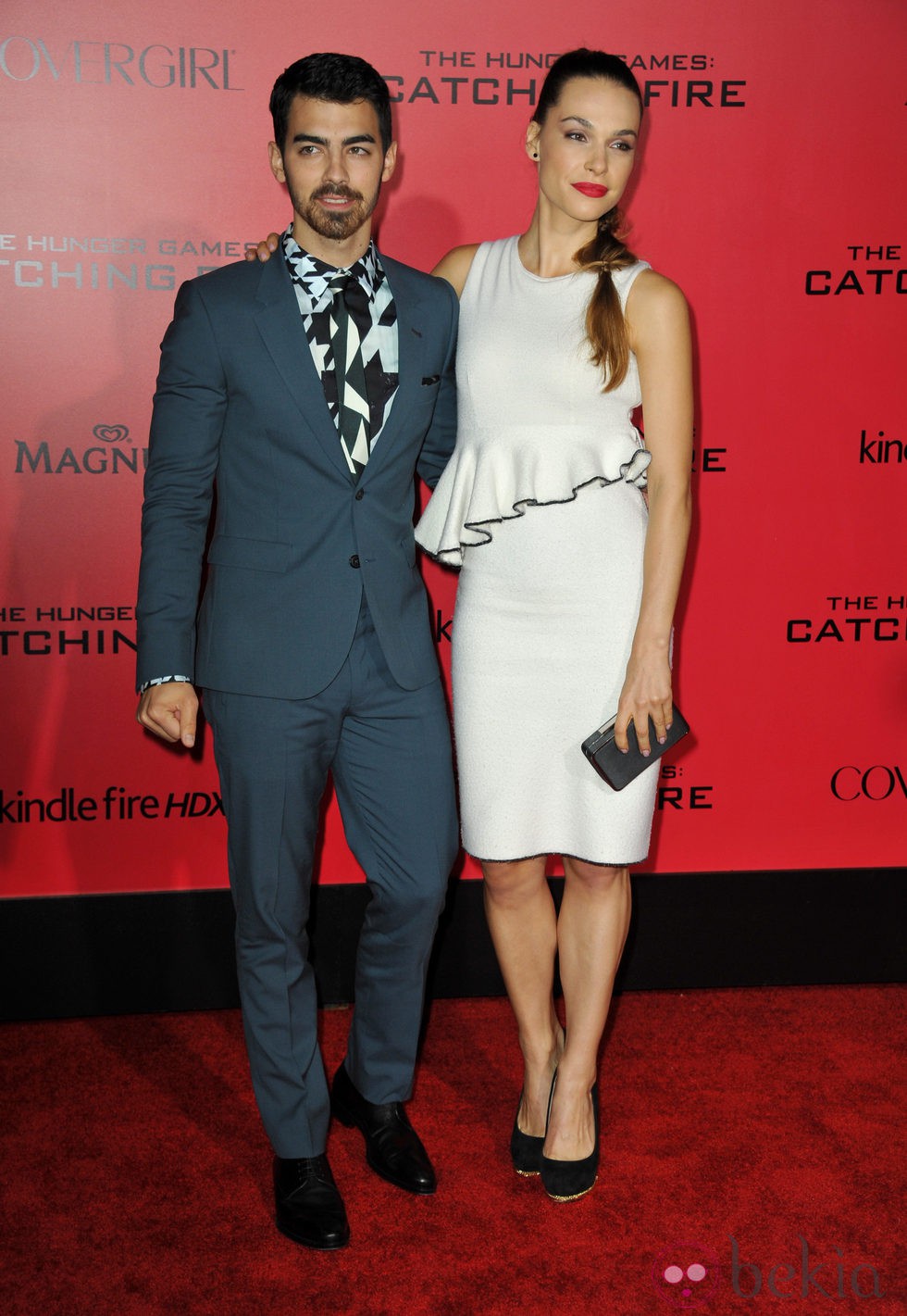 Joe Jonas y Blanda Eggenschwiler en el estreno de 'Los Juegos del Hambre: En llamas' en Los Angeles