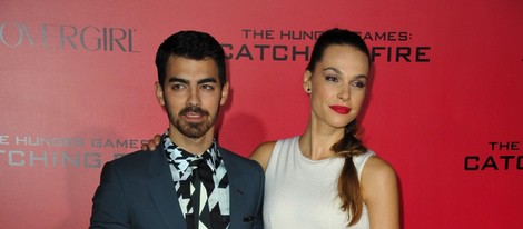 Joe Jonas y Blanda Eggenschwiler en el estreno de 'Los Juegos del Hambre: En llamas' en Los Angeles