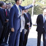 Los Príncipes Felipe y Letizia saludan a su llegada a Santander